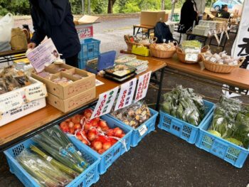 マルシェ会場野菜販売
