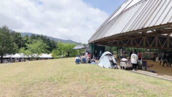 会場の外でピクニックを楽しむ参加者