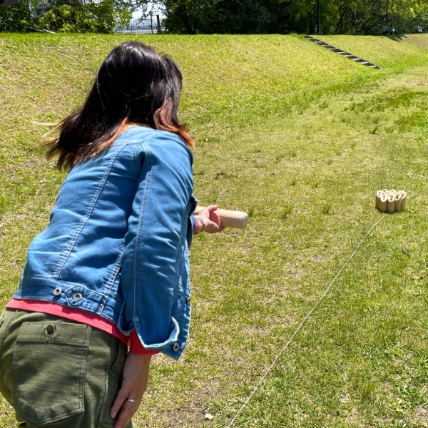 モルックを投げてスキットルを倒します